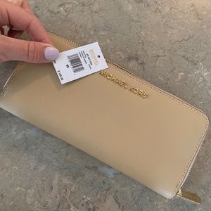 •BRAND NEW•Michael Kors Jet Set Leather Zip Around